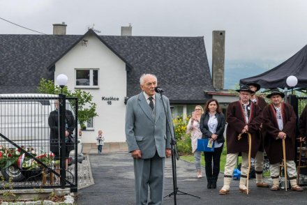 Uroczystość upamiętnienia mjra Adolfa Pilcha - przemawia Paweł Pilch